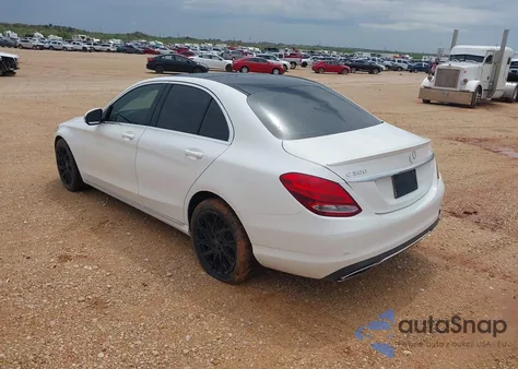 2017 Mercedes-Benz C 300 Luxury/Sport z USA, uszkodzony, nr VIN 55SWF4JB6HU199101